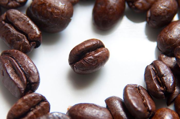 800px-Coffee_Beans_Photographed_in_Macro